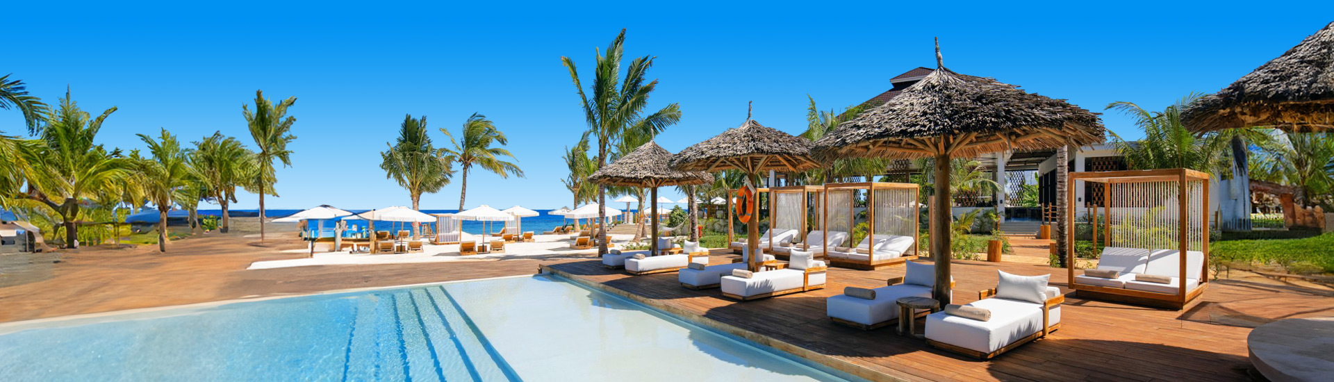 Luxe zwembad met ligbedjes en parasols op een all inclusive vakantie