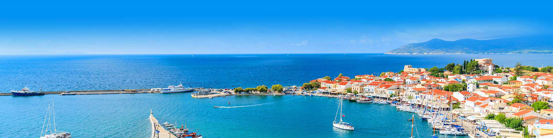 Baai met bootjes omringd door huisjes aan de Egeïsche Kust van Turkije