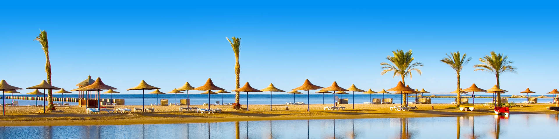 Uitzicht op de zee en parasols in Hurghada