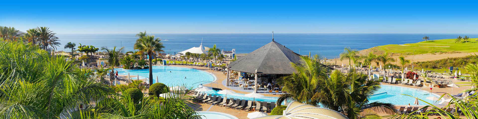 All Inclusive resort aan het strand met zwembad en palmbomen op Gran Canaria
