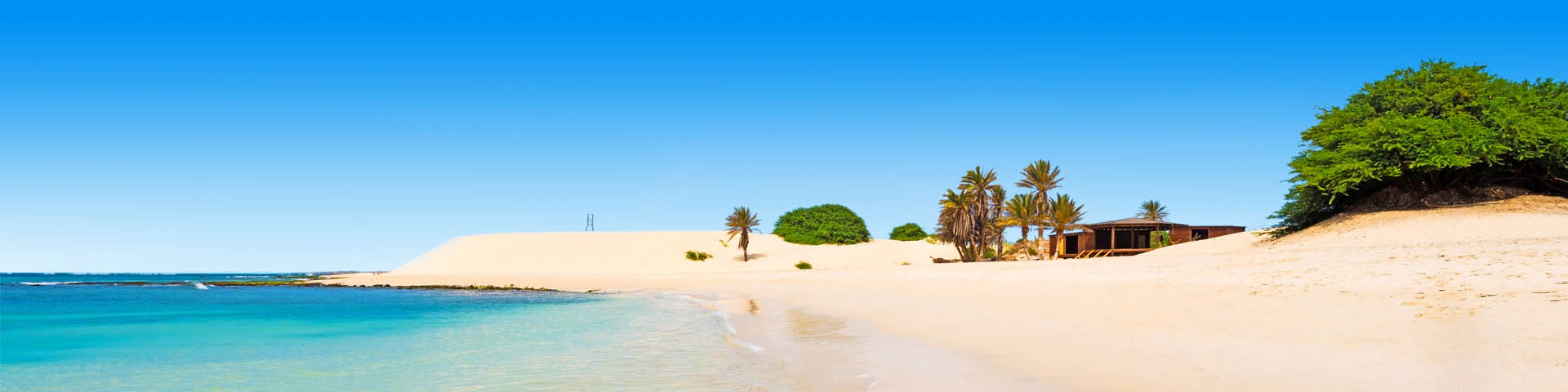 Parelwit zandstrand met helderblauw zeewater aan de kust van Kaapverdië