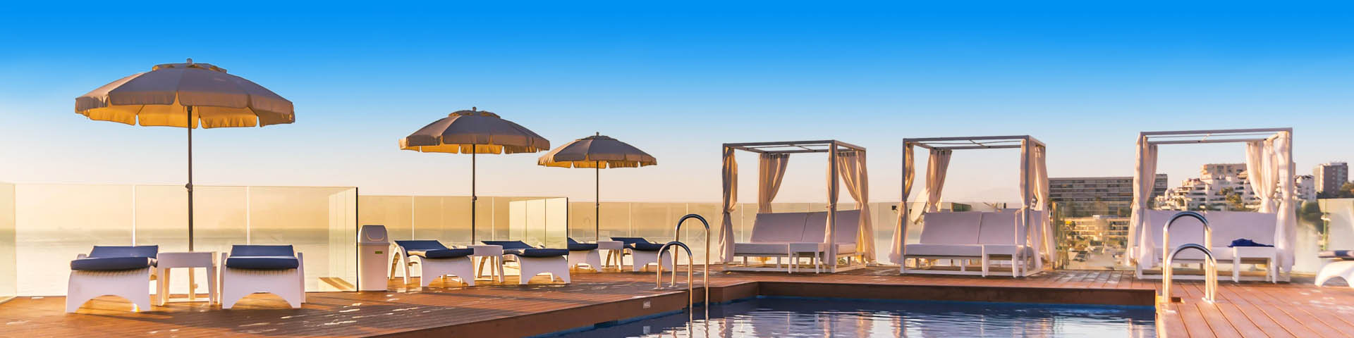 Heerlijk luxe hemelbed en ligbedjes aan een zwembad in Torremolinos