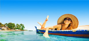Een vrouw op het water tijdens een vakantie alleen