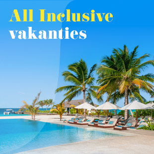 Visual met uitzicht op een all inclusive hotel met zwembad en palmbomen