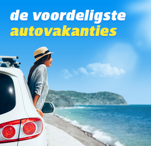 Meisje hangt uit de auto met uitzicht op zee