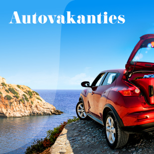 Meisje hangend uit het raam van een auto met uitzicht op zee