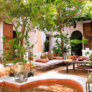 Binnenplaats van riad in Marokko tijdens ramadan