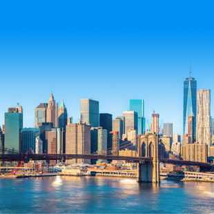 Skyline van New York met de Brooklyn Bridge en hoge torens weerspiegeld in het water.