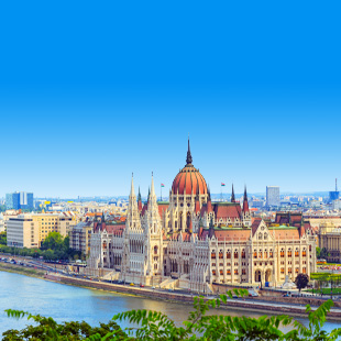 Het Hongaarse parlementsgebouw aan de Donau in Boedapest bij zonnig weer.