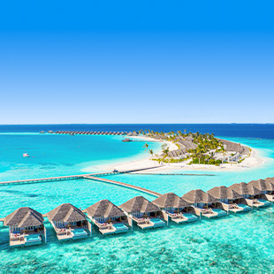 Azuurblauw lagune op paradijselijk eiland