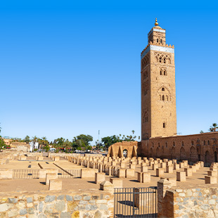 De Koutoubia-moskee in Marrakech met haar hoge minaret en omliggend plein.