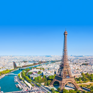 De Eiffeltoren in Parijs met uitzicht op de rivier de Seine en de stad eromheen.