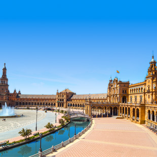 Plaza de España in Sevilla met fontein, kanaal en halfronde gebouwen in zonlicht