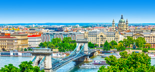Bovenaanzicht van Budapest met de brug en rivier