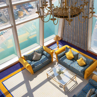 Het Burj al Arab hotel in Dubai tijdens de ramadan