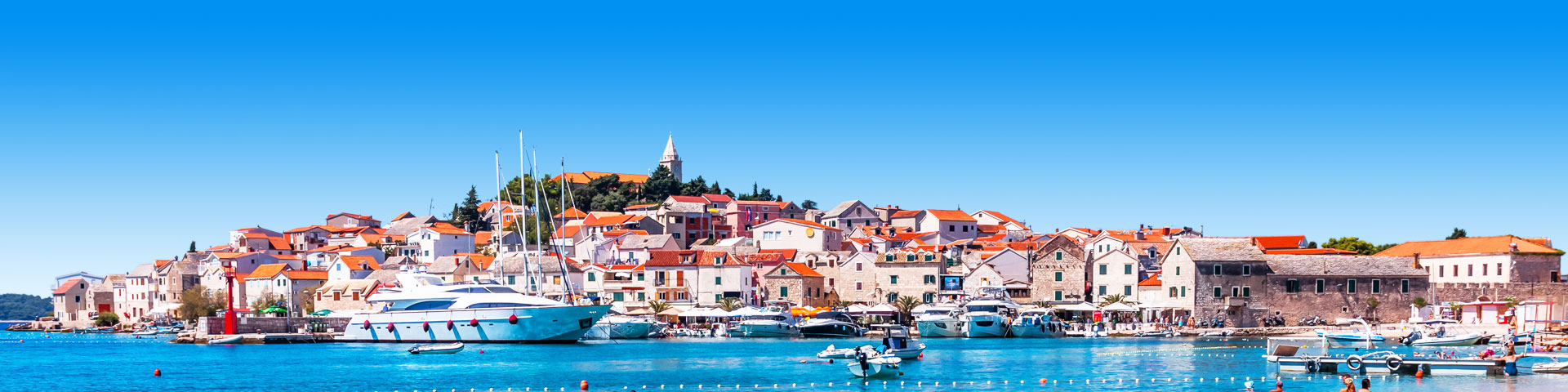 Oud stadje in Kroatië gelegen aan de zee