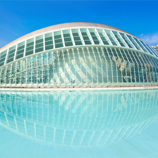 Ciudad de las Artes y las Ciencias in Valencia met futuristische witte gebouwen, strakke lijnen en een modern stadslandschap onder een heldere lucht.