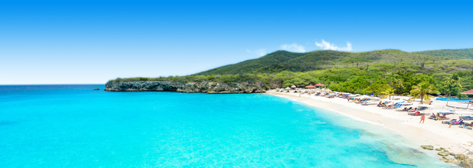 Een helderblauwe baai op het eiland Curaçao