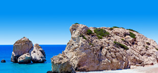Rots in zee op het eiland Cyprus