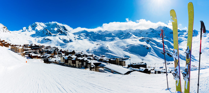 Uitzicht over wintersport gebied met besneeuwde bergen