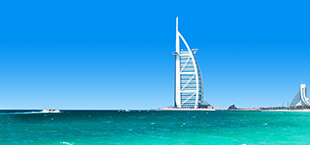 Burj Al Arab torent boven zee in Dubai, Verenigde Arabische Emiraten, op een heldere, zonnige dag.