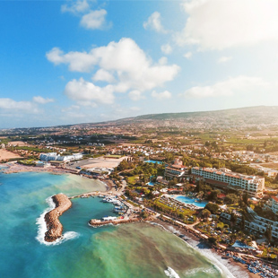 Een resort aan de kust van Cyprus