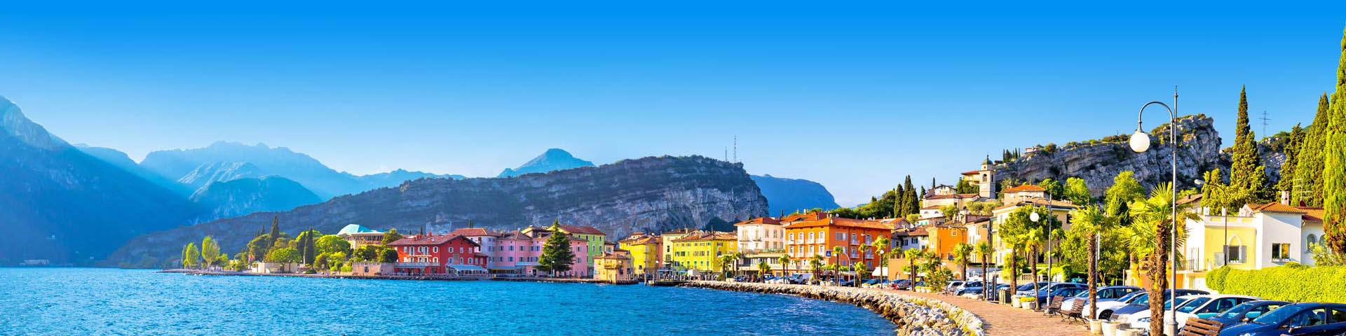 Boulevard van kleurrijke stad van Torbole aan het Lago di Garda meer, Italië