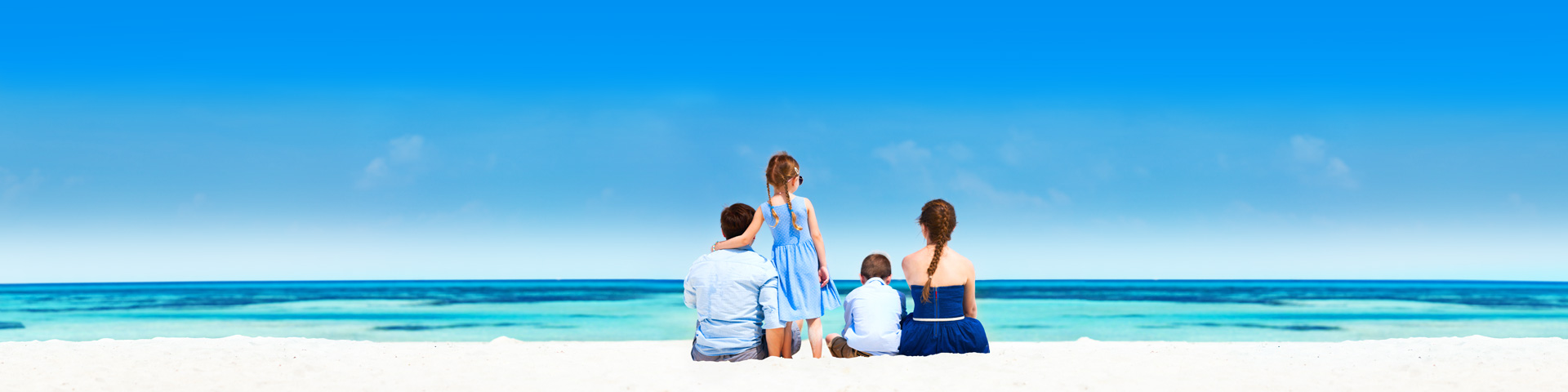 Een gezin op familievakantie met uitzicht op de zee