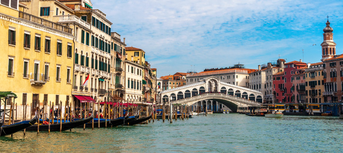 Brug en gondels in Venetië