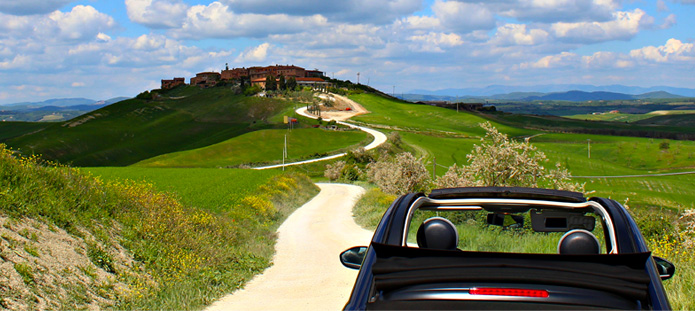 Fiat 500 op de heuvels van Toscane