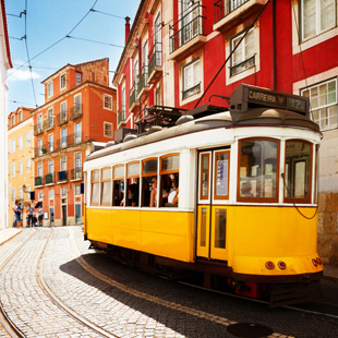 De iconische gele tram in de straten van Lissabon.