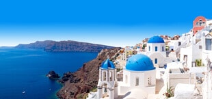 Blauw met wit gekleurde huisjes op Santorini in Griekenland
