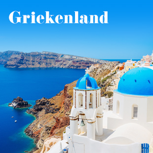 Vrouw geniet van uitzicht op zee en iconische witte gebouwen van Santorini, Griekenland.