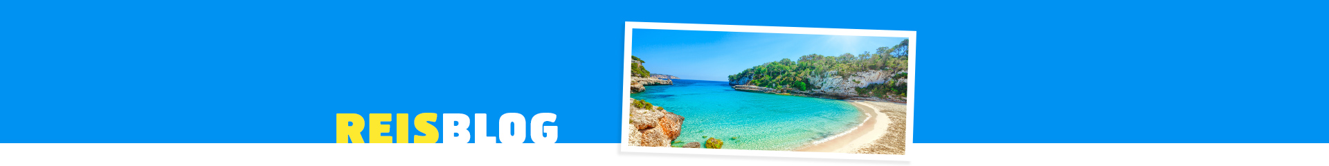 Mooie baai in Spanje met helderblauw water en rotsachtige kust