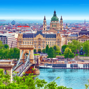 Uitzicht op budapest aan de rivier de Donau