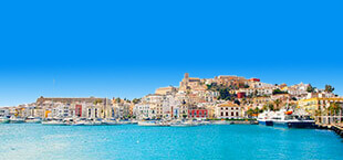 Kust bij Ibiza met authentieke huisjes