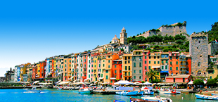 Kleurrijke huisjes en bootjes in Italië
