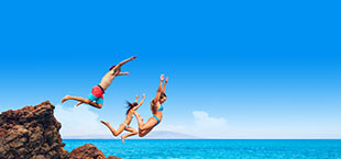 Jongeren springen in water in Algarve