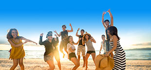 Feestende jongeren op strand Costa Brava