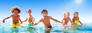 Kinderen spelen in de zee