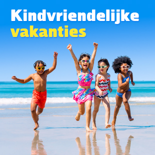 Kindje in zwembad 