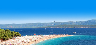 Strand met blauwe zee en bergen op de achtergrond in Kroatië