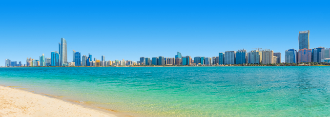 De Perzische Golf met de skyline van Abu Dhabi