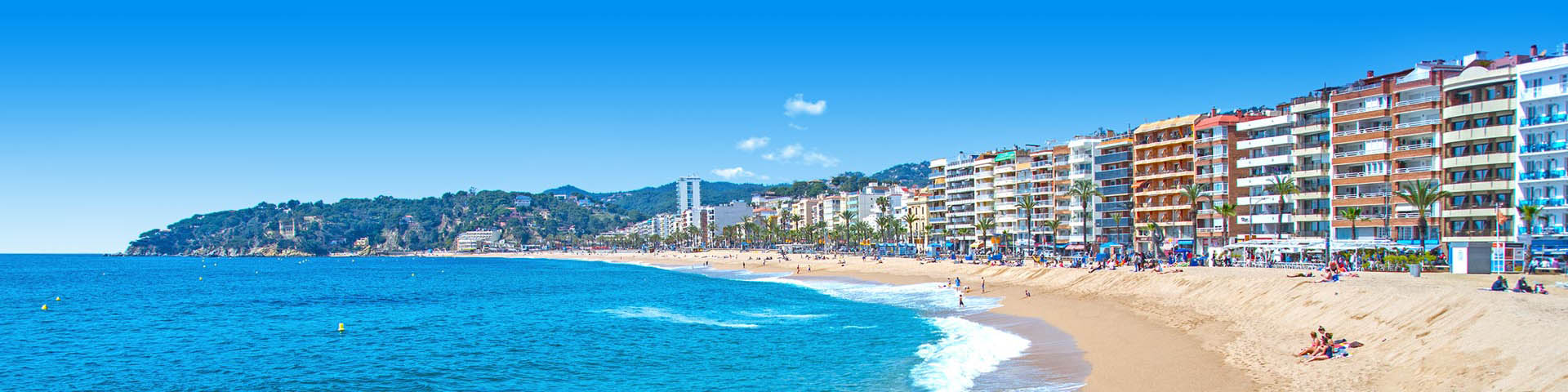 Baai met zandstrand, zee en hotels aan zee in Spanje