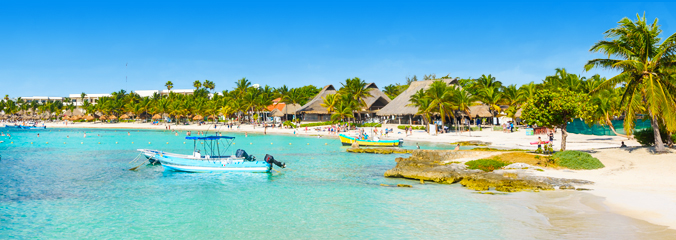 Een tropisch plaatje van de zee, palmbomen en strandhuisjes in Mexico