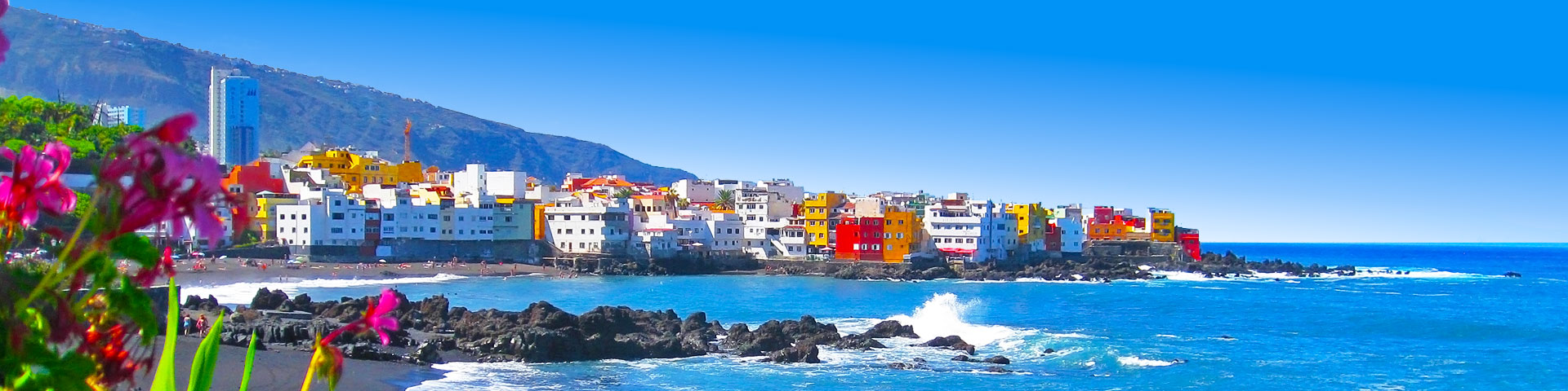 Zwart zandstand met gekleurde huisjes Puerto de la Cruz