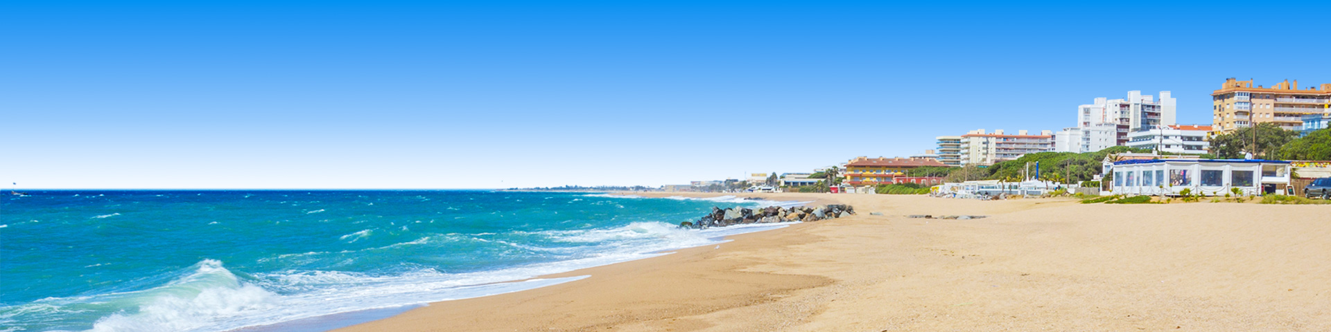 Blauwe zee met strand en hotels in Santa Susanna