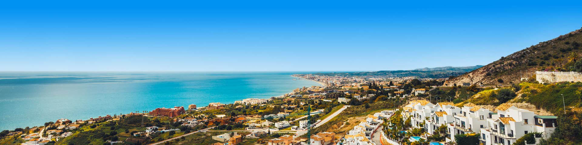 Spaanse kustlijn met helderblauwe lucht