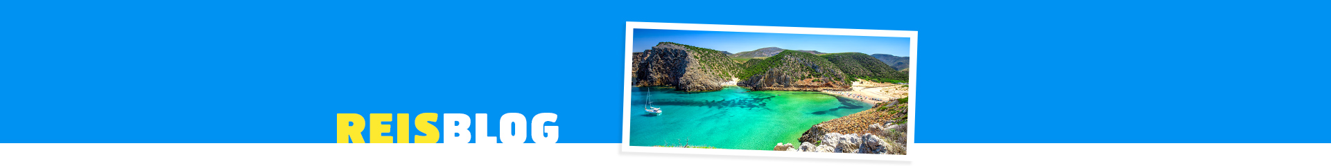Mooie baai in Sardinië met helderblauw water en rotsachtige kust