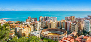 Uitzicht op het stadion van Malaga met hoge gebouwen voor de zee